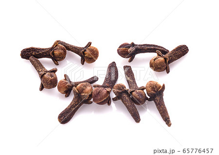 dry cloves an isolated on white background dry cloves an isolated on white background 65776457