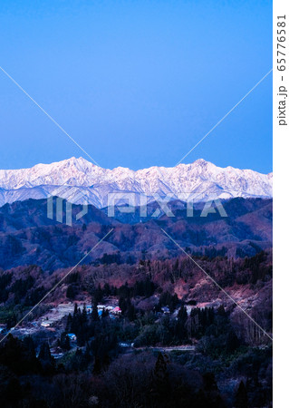 小川村から望む初冬の北アルプス・後立山連峰（夜明け） 65776581
