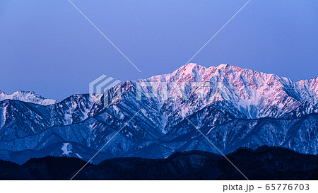 小川村から望む初冬の爺ヶ岳（夜明け） 65776703