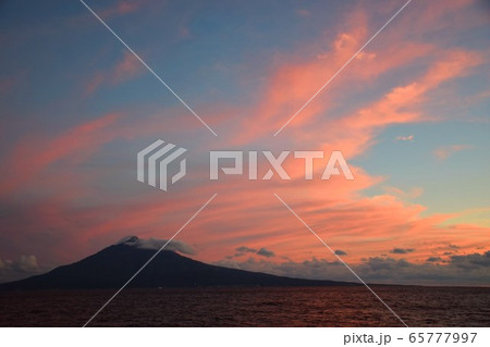 夕焼け空の利尻島 65777997