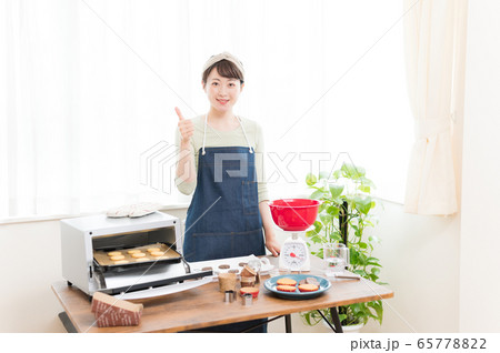 お菓子作り　女性 65778822