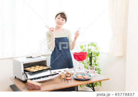 お菓子作り　女性 65778837