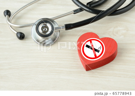 禁煙ステッカーを貼ったハートのオブジェと聴診器 65778943