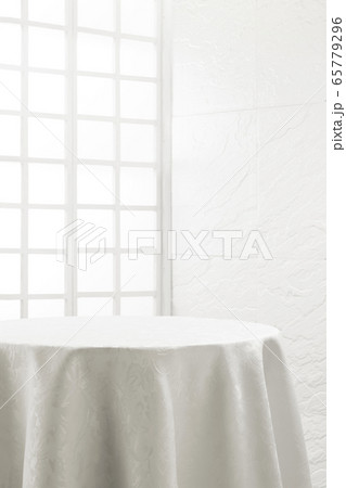 丸テーブル-テーブルクロス-格子窓-白い部屋 65779296