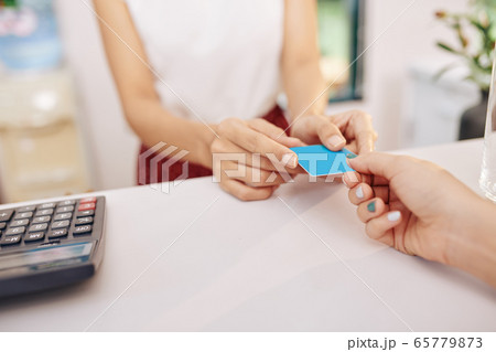 Customer paying for service 65779873