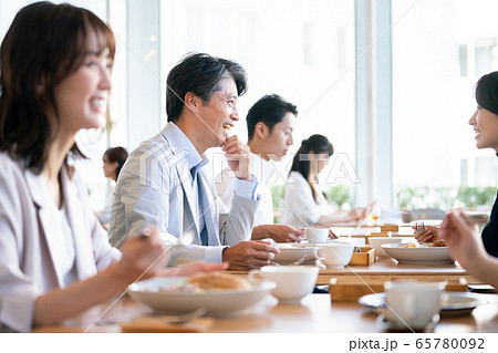 レストラン　食事　ランチ　カフェ　食べる　外食　料理 65780092