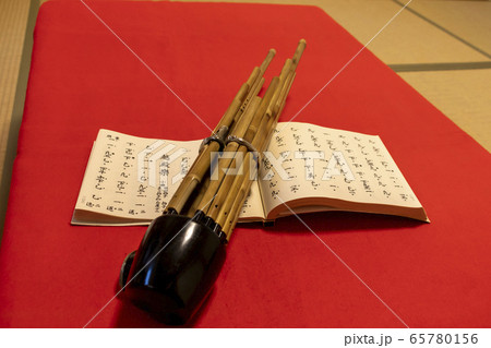 畳敷きの和室に置かれた雅楽の笙（しょう）と楽譜 65780156