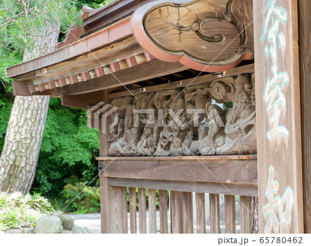 山門の透かし彫りと新緑 65780462