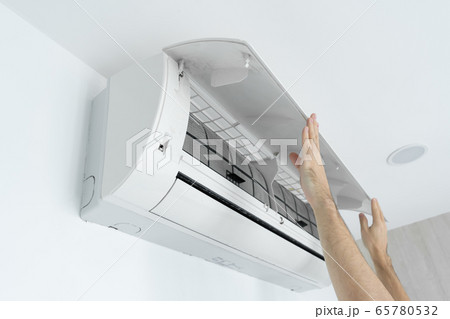 The guy cleans the filter of the home air 65780532