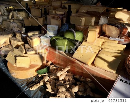 オーストリア　ウイーン　ナッシュ・マルクトのチーズ店の商品 65781551