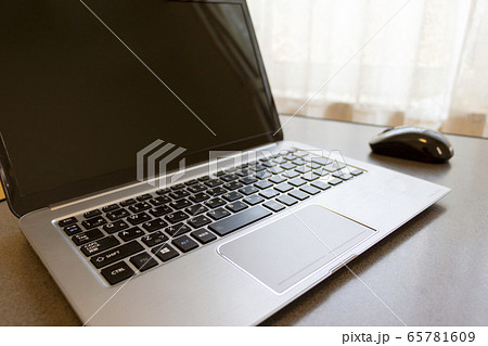 卓上のノートパソコン 卓上のノートパソコン 65781609