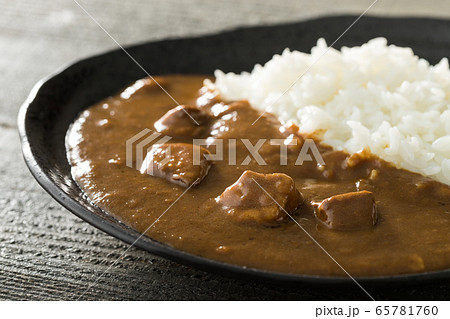 じっくり煮込んだ豚角煮カレー 65781760