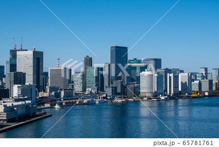 日本の東京都市景観 汐留などのビル群を望む 65781761