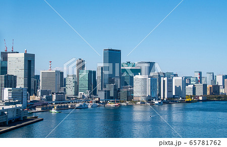 日本の東京都市景観 汐留などのビル群を望む 65781762