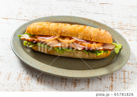 ローストした鴨肉のサンドウィッチ　Roasted duck ham  sandwich 65781826