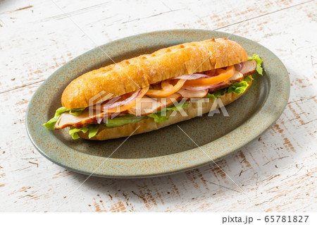 ローストした鴨肉のサンドウィッチ　Roasted duck ham  sandwich 65781827