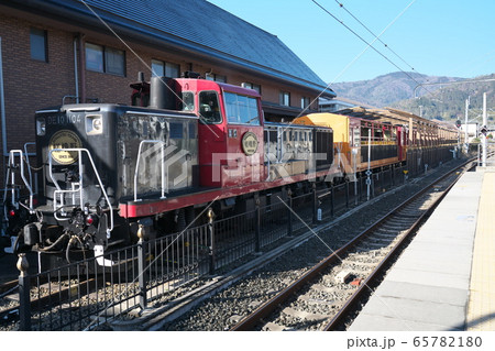 保守点検のためトロッコ嵯峨駅に停車中の嵯峨野トロッコ列車 保守点検のためトロッコ嵯峨駅に停車中の嵯峨野トロッコ列車 65782180