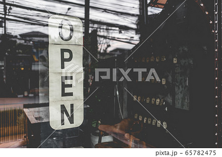 Come in we're open  in cafe owner open startup 65782475