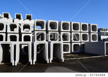 積まれたコンクリート製品 65783888