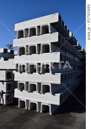 積まれたコンクリート製品 65783889