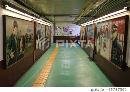 青梅駅の昭和レトロ地下通路の写真素材