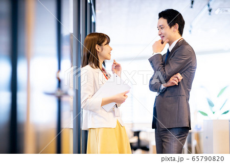 チーム 男女 会話の写真素材