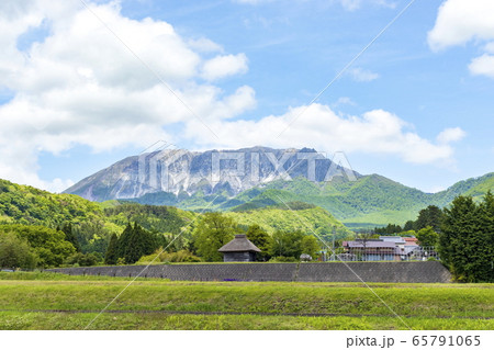 新緑と茅葺小屋と国立公園大山南壁 新緑と茅葺小屋と国立公園大山南壁 65791065
