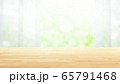 木目テーブルとボケのグリーンの背景 16:9 65791468