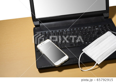 マスクとノートPC、スマホ 65792915