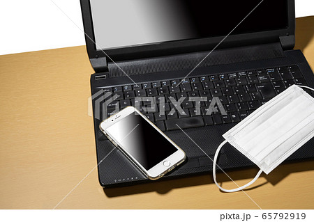 マスクとノートPC、スマホ マスクとノートPC、スマホ 65792919