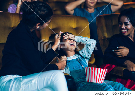 The girls cried loudly in the cinema. The girls cried loudly in the cinema. 65794947
