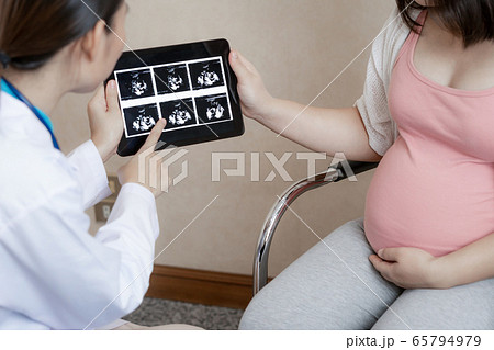 Pregnant Woman and Gynecologist Doctor at Hospital Pregnant Woman and Gynecologist Doctor at Hospital 65794979