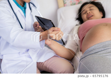 Pregnant Woman and Gynecologist Doctor at Hospital Pregnant Woman and Gynecologist Doctor at Hospital 65795176