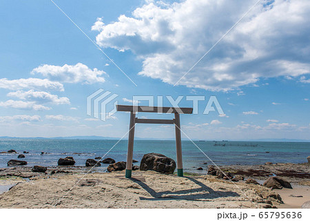つぶて浦の鳥居と青空 65795636