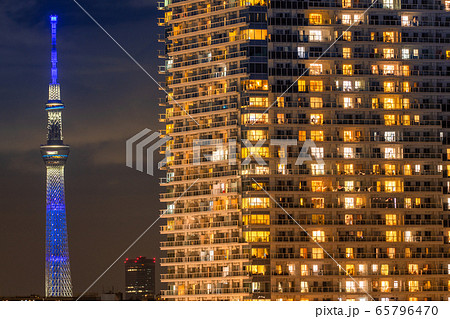 《東京都》光り輝くタワーマンション・中央区晴海ベイエリアの夜景 《東京都》光り輝くタワーマンション・中央区晴海ベイエリアの夜景 65796470