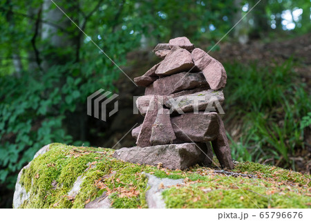 Closeup of stone balance on big rock  65796676