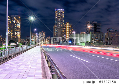 《東京都》光り輝くタワーマンション・中央区ベイエリアの夜景 《東京都》光り輝くタワーマンション・中央区ベイエリアの夜景 65797150