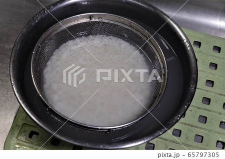 入れ粥(まず、ご飯を洗います) 入れ粥(まず、ご飯を洗います) 65797305