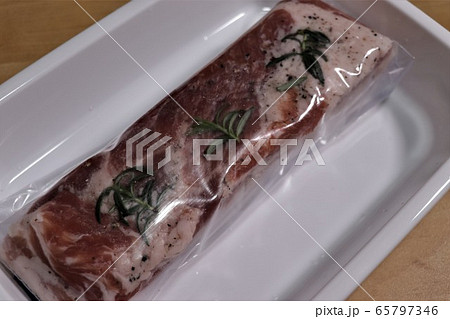 自家製ベーコン(塩漬けの工程) 自家製ベーコン(塩漬けの工程) 65797346