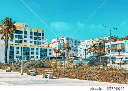 View of the beach of Santa Monica and the Pacific 65798045