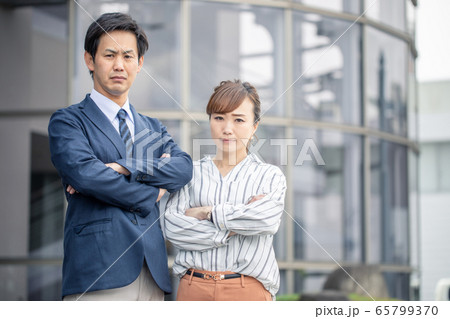 カジュアルビジネスの会社員 65799370