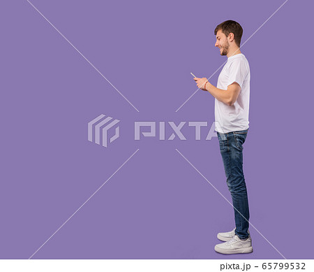Portrait of handsome young man using mobile phone 65799532