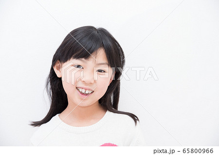 歯の矯正をする小学生の女の子 65800966
