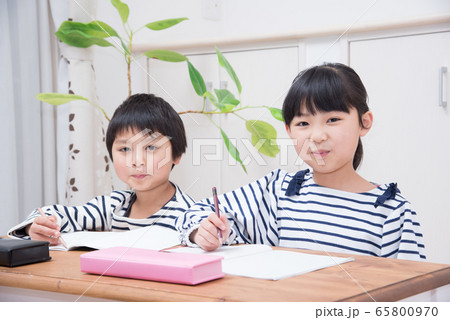 家庭学習をする小学生の男の子と女の子 65800970