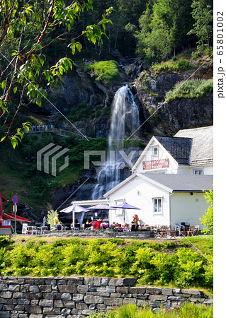ノルウェー　ベルゲンからハダンゲルフィヨルドに向かう道中に位置するスタンダールの滝と観光施設　縦位置 65801002