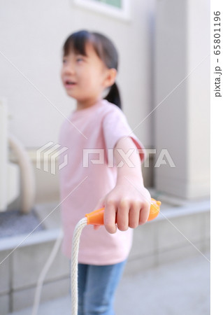 縄跳び (運動 スポーツ 女の子 女児 子育て 育児 遊び ダイエット 幼児 コピースペース 健康) 縄跳び (運動 スポーツ 女の子 女児 子育て 育児 遊び ダイエット 幼児 コピースペース 健康) 65801196