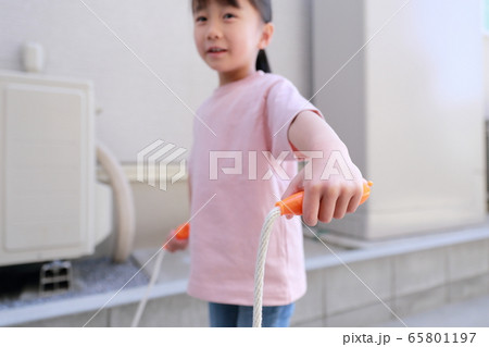 縄跳び (運動 スポーツ 女の子 女児 子育て 育児 遊び ダイエット 幼児 コピースペース 健康) 縄跳び (運動 スポーツ 女の子 女児 子育て 育児 遊び ダイエット 幼児 コピースペース 健康) 65801197