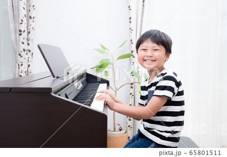 ピアノの練習をする小学生の男の子 ピアノの練習をする小学生の男の子 65801511