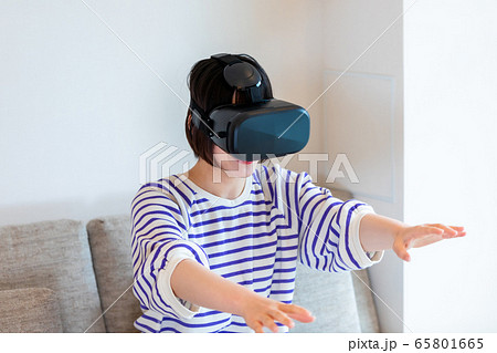 VRゴーグルをつけた女性 　最新技術のバーチャルリアリティー 65801665