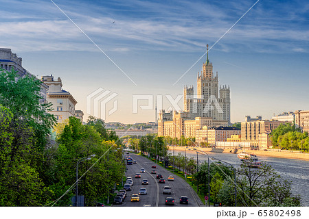 View of Kosmodamianskaya embankment and the House on Kotelnicheskaya embankment in spring evening 65802498